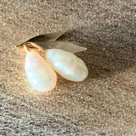 14K Yellow Gold Baroque Pearl Stud Earrings Fruit Motif Leaf Cluster 0.7g (FLAW) - Picture 12 of 16